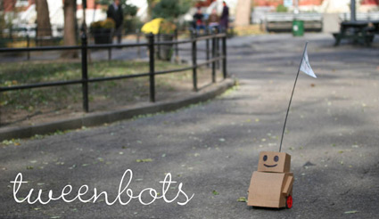 רובוט קרטון קטנטן משוטט ברחובות ניו יורק