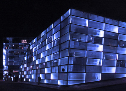 חזית הבניין המוארת של ARS Electronica בלינץ