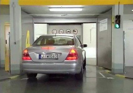 הכניסה לחניון המכוניות האוטומטי מתחת לבזיליקת אישטוון הקדוש בבודפשט